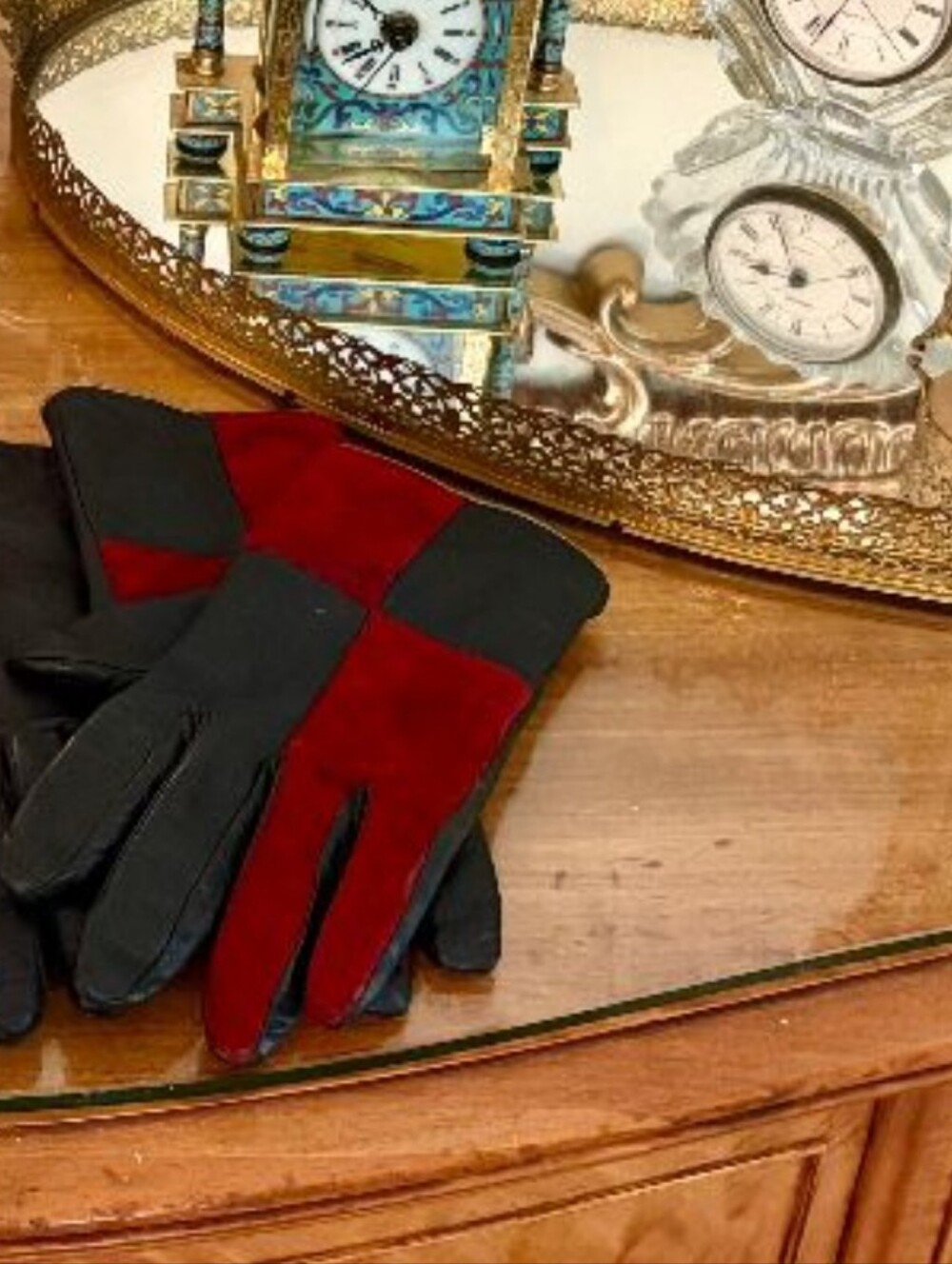 LAUER LEATHER RED AND BLACK Two-Tone Leather & Suede Gloves in Black and Red